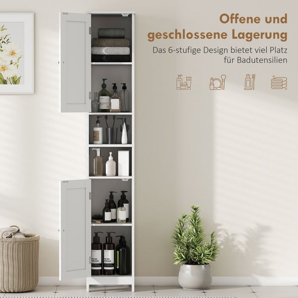 Heller, organisierter Badbereich mit schmalem weißem Hochschrank mit sechs Ebenen, offener und geschlossener Lagerung, Wäschekorb und Pflanze.