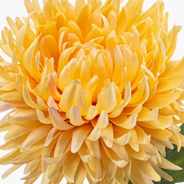 Künstliche Pflanze mit grünen Blättern in einem dekorativen Jutesack.