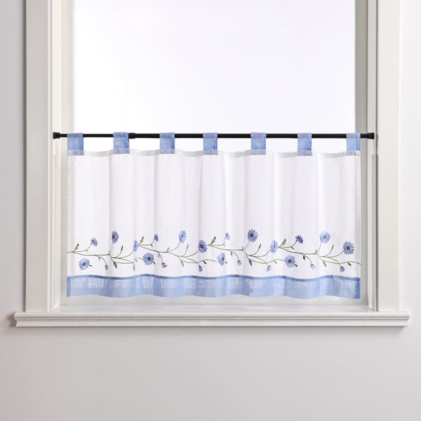 Gardinenstore mit Blumenmuster am Fenster