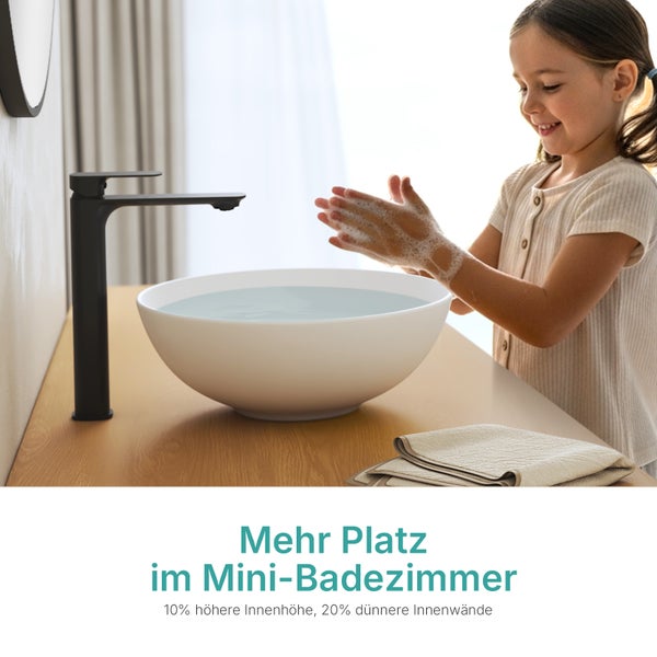 Kind wäscht Hände an weißem Aufsatzwaschbecken mit schwarzer Armatur in hellem Bad. Mehr Platz durch 10 Prozent höhere Innenhöhe.
