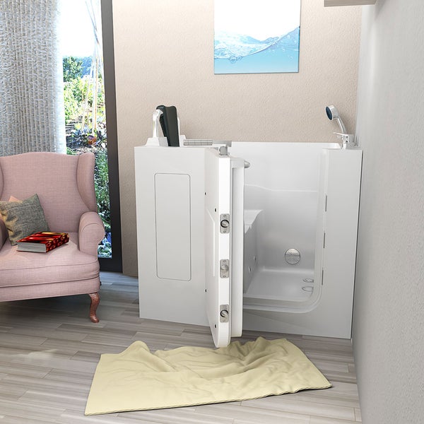 Begehbare Badewanne mit offener Tür in einem Badezimmer