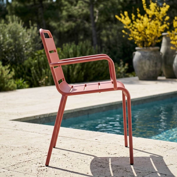 Rechteckiger Metalltisch mit vier Beinen und minimalistischem Design.
