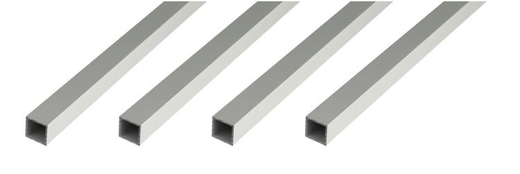 Vier Aluminium Vierkantrohre in gerader Ausrichtung.