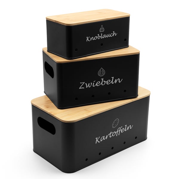 Drei schwarze Vorratsbehälter mit Holzdeckeln für Kartoffeln, Zwiebeln und Knoblauch gestapelt.