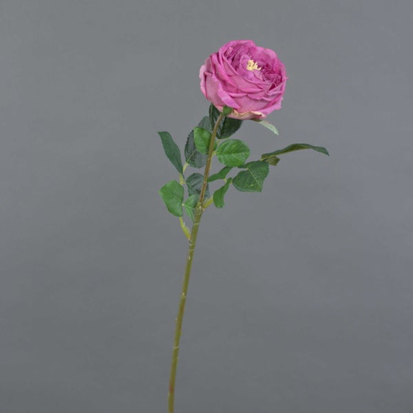 Künstliche rosa Rose mit grünen Blättern am Stiel.
