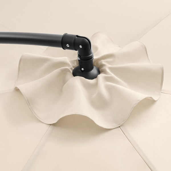 Nahaufnahme des Gelenks von einem Ampelschirm mit schwarzem Gestänge und beigem Stoff