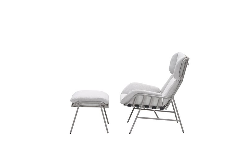 Moderner Relaxsessel mit passendem Hocker, Metallgestell und grauen Stoffpolstern.