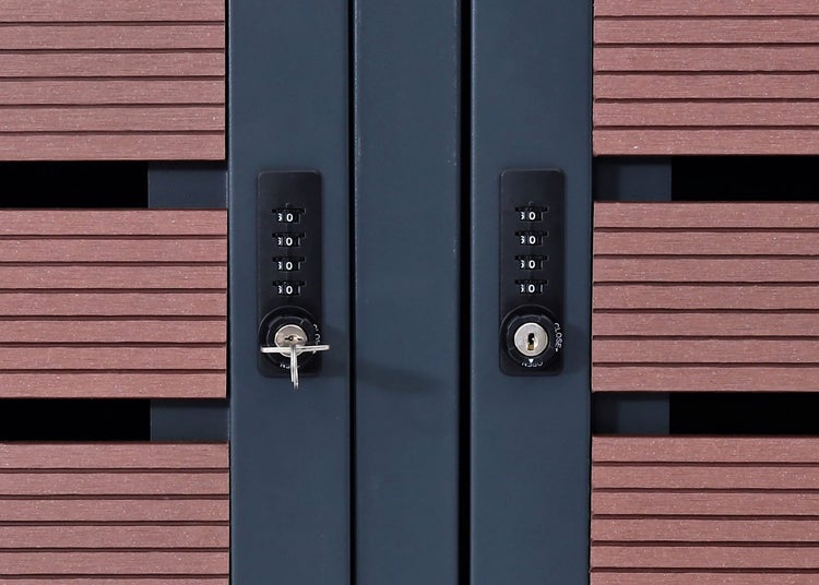Nahaufnahme einer Gartentür mit Zahlenschloss und Schlüssel