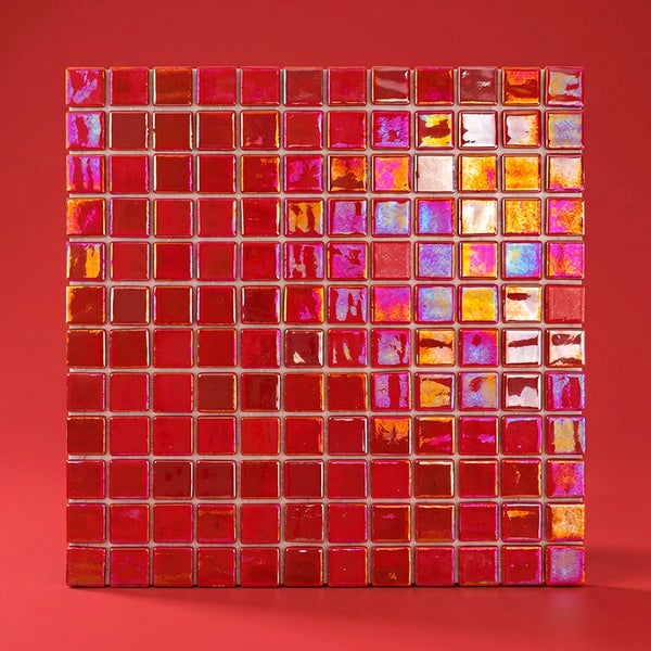 Quadratisches Mosaikfliesennetz mit schillernder Oberfläche in intensiven Tönen für Wandverkleidungen