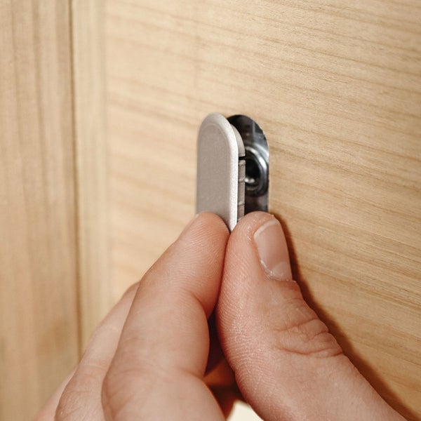 Hand montiert Möbelschloss an Holzoberfläche