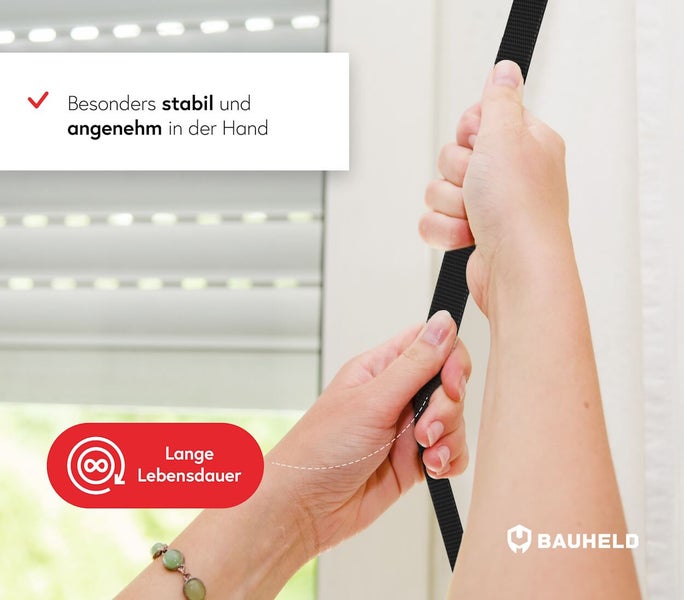 Person bedient Rollladen mit Gurt