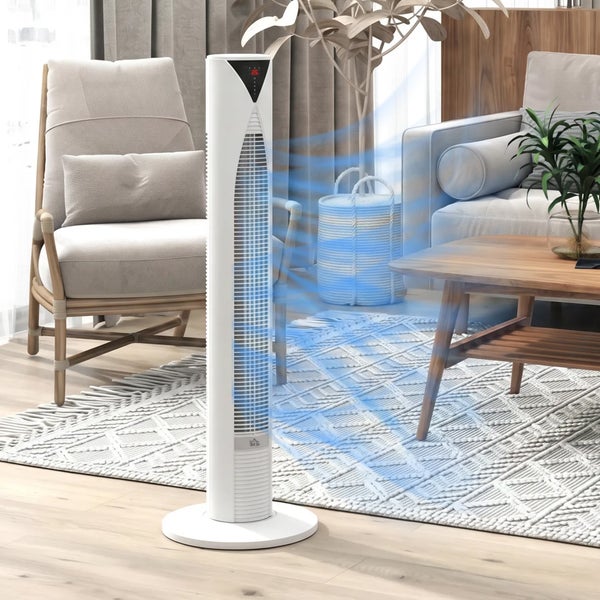 Turmventilator mit LED Anzeige in hellem Wohnzimmer mit Sessel und Sofa, Darstellung des kühlenden Luftstroms.