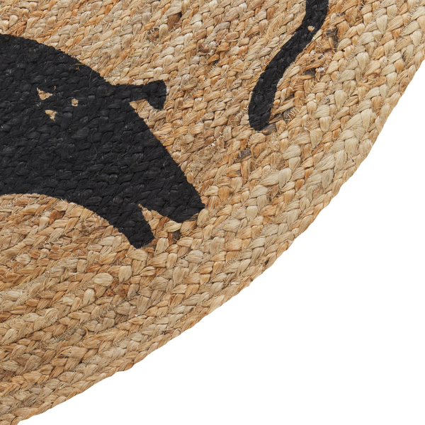 Nahaufnahme eines runden Juteteppichs mit schwarzem Tiermotiv-Aufdruck.
