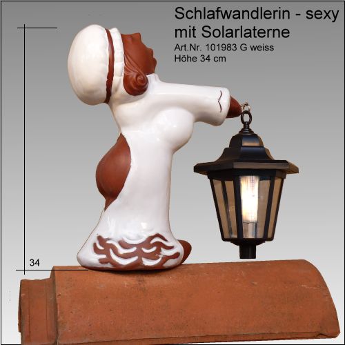 Dachfigur Schlafwandlerin aus Keramik in Weiß und Braun mit Solarlaterne, Höhe 34 Zentimeter.