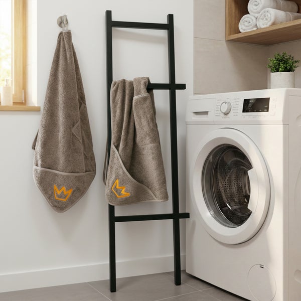 Modernes Badezimmer mit Handtuch, Handtuchleiter und Waschmaschine