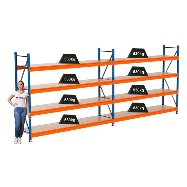 Lagerregal mit vier Regalböden und einer Traglast von 530 Kilogramm pro Ebene, dargestellt mit einer Frau zum Größenvergleich.