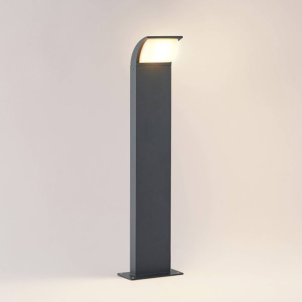 Moderne Pollerleuchte in Anthrazit mit gebogenem Kopf und warmweißem Licht.