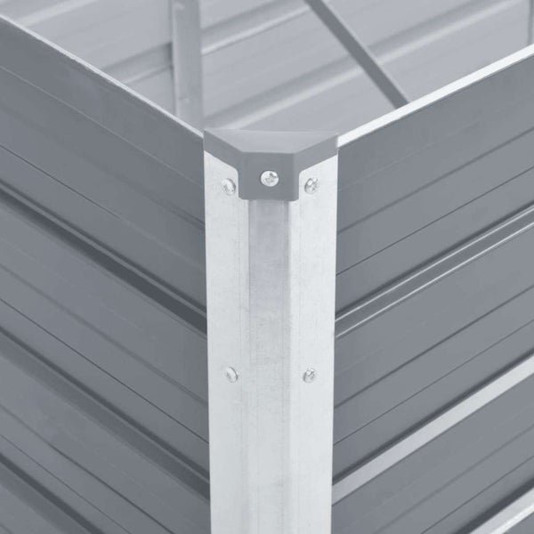 Nahaufnahme der Eckverbindung eines Hochbeets aus Metall mit Eckpfosten und Schutzkappe.