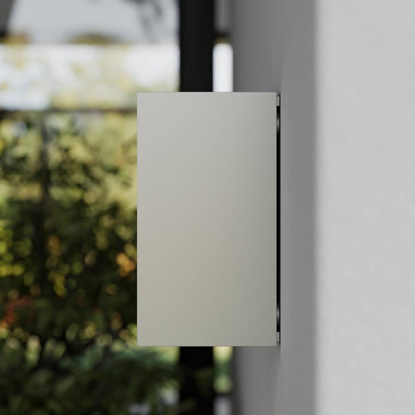 Moderne rechteckige Außenwandleuchte aus Metall.