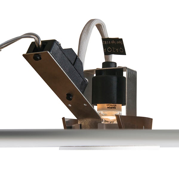 Rückansicht eines Einbaustrahlers mit Fassung, Leuchtmittel und Verkabelung.