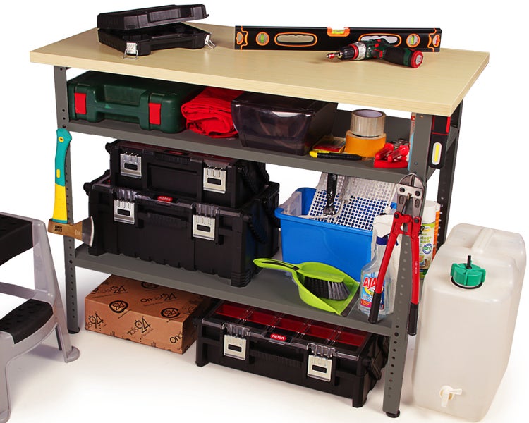 Werkbank mit Werkzeugen und Zubehör auf Regalen