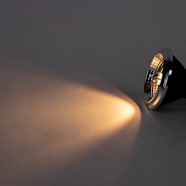 Reflektorlampe mit einem Lichtstrahl auf einer Oberfläche.