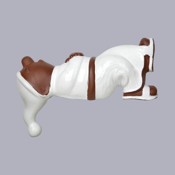 Dekorative Weihnachtsfigur aus Keramik, liegender Wichtelkörper, weiß und braun.