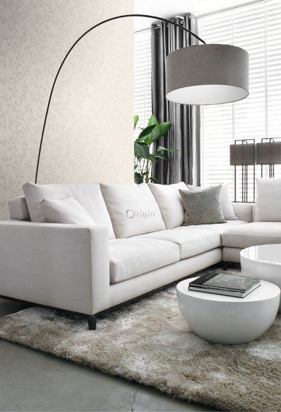 Wohnzimmer mit Sofa, Couchtisch und Stehlampe