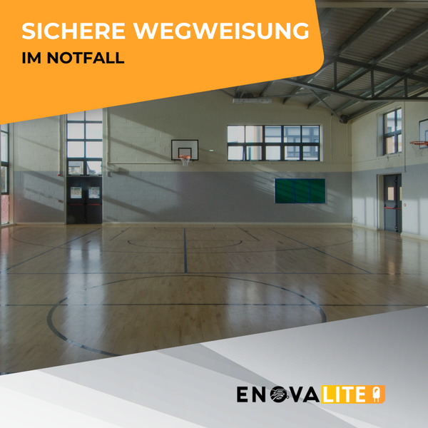 Sporthalle mit Markierungen auf dem Boden und Basketballkörben an den Wänden für sichere Wegweisung im Notfall