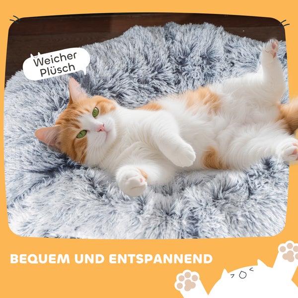 Katze liegt entspannt auf einem weichen Plüsch-Katzenbett.