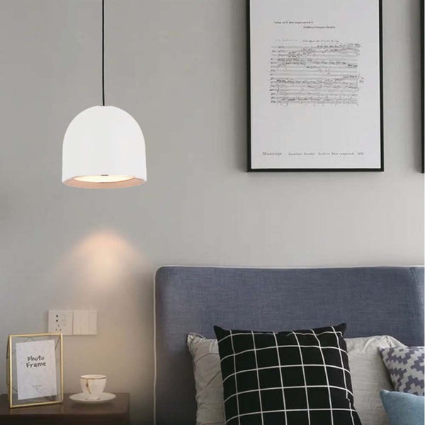 Hängelampe über einem Schlafzimmer mit Bett und Nachttisch