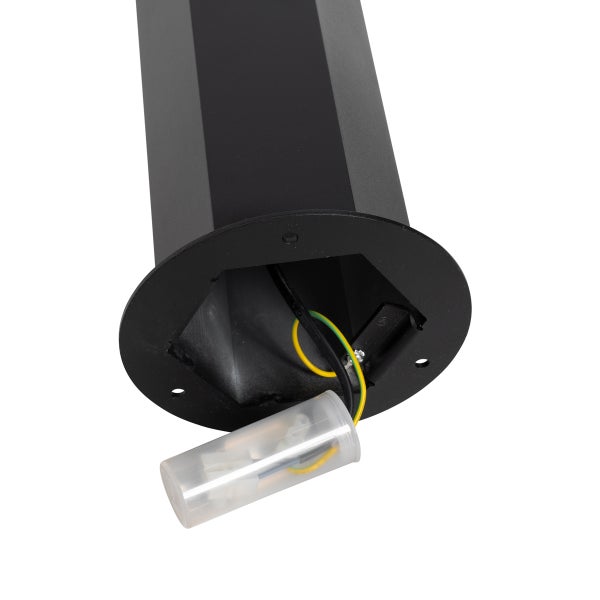 Sockel einer schwarzen Außenleuchte mit Innenverkabelung und einer transparenten Schutzhülle für die elektrische Verbindung.