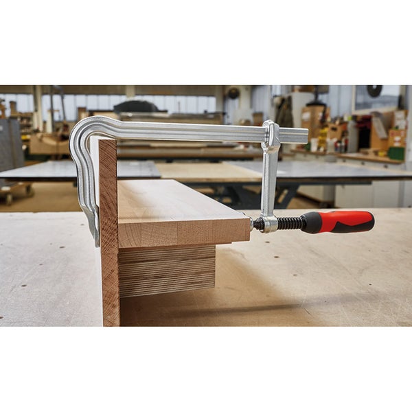 Holzwerkstück mit Schraubzwinge fixiert