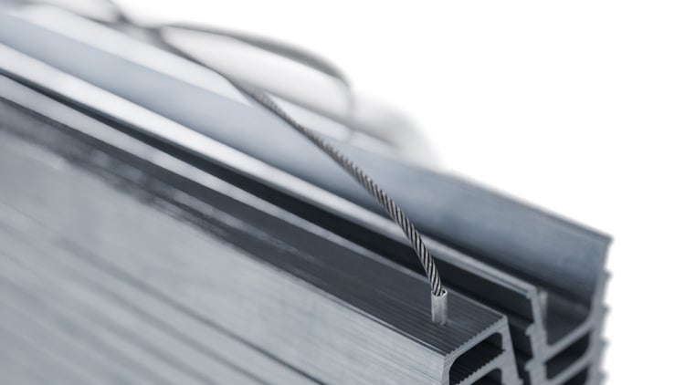 Aluminiumprofile mit Drahtseil
