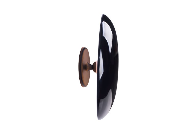 Wandhaken mit einer runden, gewölbten Kappe und einer Befestigungsplatte aus Metall zur Montage an der Wand.