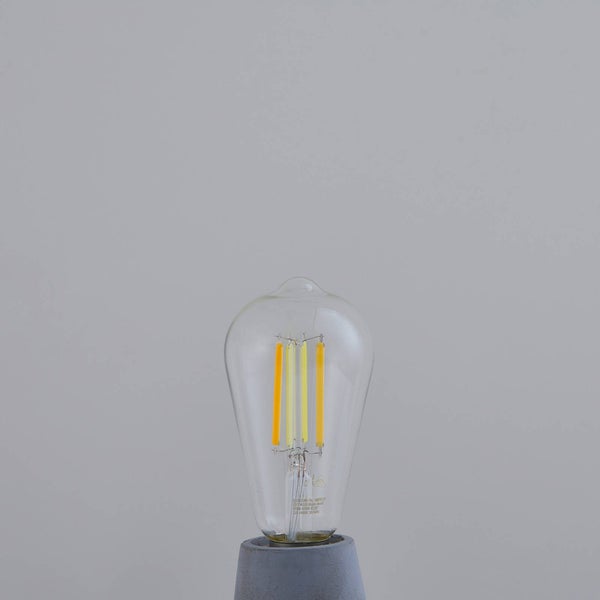 LED Filament Leuchtmittel in Edison Form aus klarem Glas mit E27 Sockel.