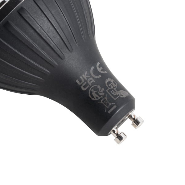 Nahaufnahme eines schwarzen LED-Leuchtmittels mit GU10-Sockel sowie CE-Kennzeichnung, UKCA-Kennzeichnung und Entsorgungssymbolen.