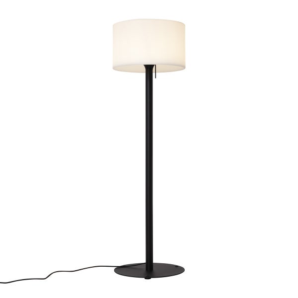Schwarze Stehleuchte aus Metall mit einem zylindrischen weißen Schirm und einem flachen runden Standfuß.