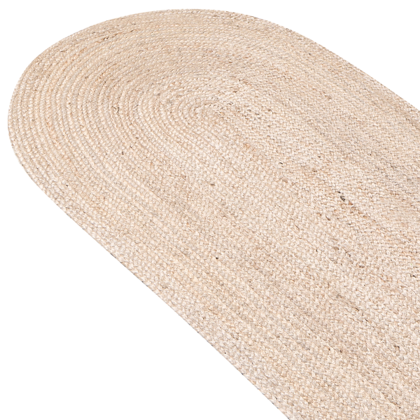 Ovaler Teppich aus geflochtenen Naturfasern wie Jute.