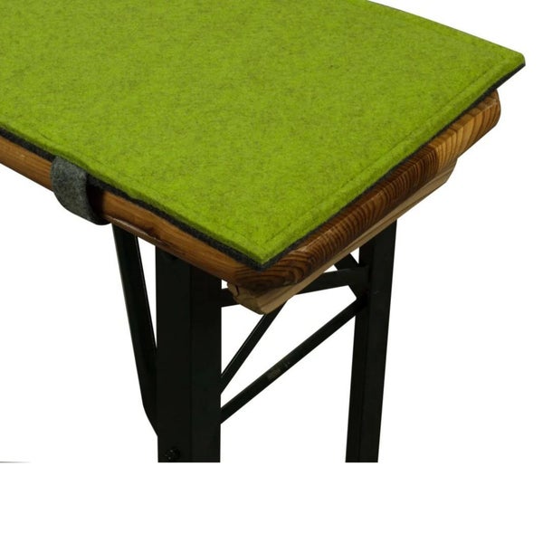 Rechteckige Filz-Sitzauflage in Grün für Bierbänke, zweilagig, befestigt auf einer Holzbank mit schwarzem Metallgestell.
