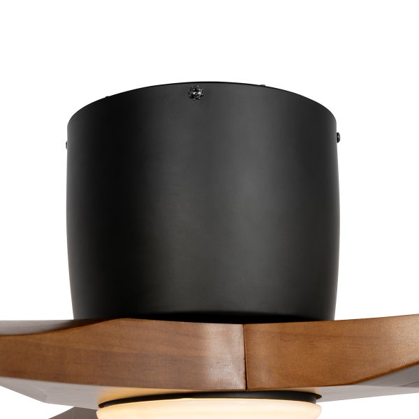 Detailansicht eines Deckenventilators mit mattschwarzem Gehäuse, braunen Holzflügeln und integrierter Leuchte.