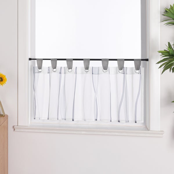 Gardine mit Streifenmuster am Fenster