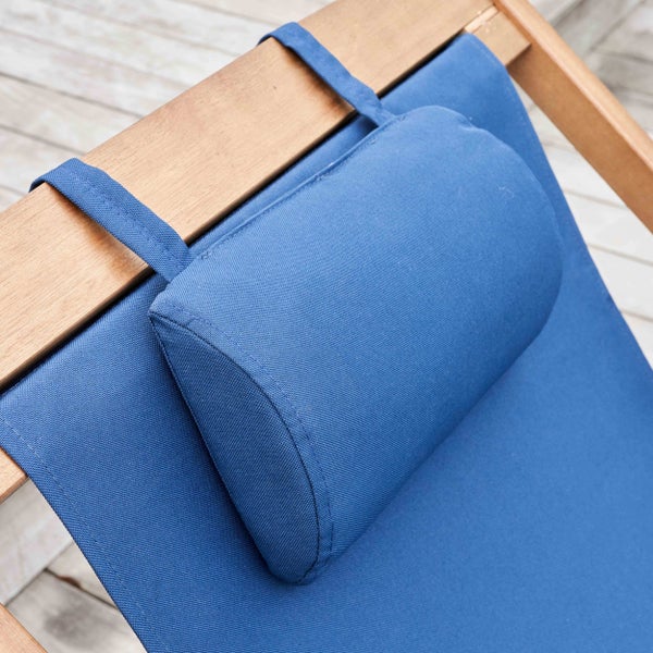 Blaues Nackenkissen für Gartenliege mit Befestigungsschlaufen an einem Holzrahmen.