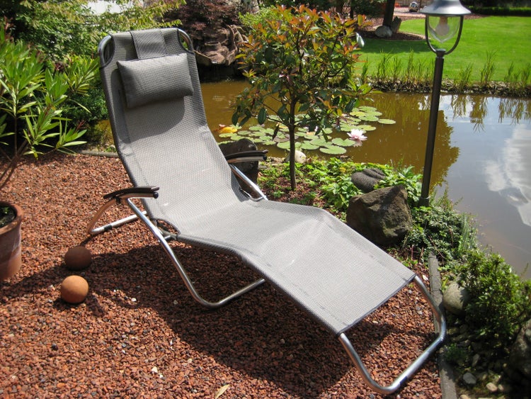 Edelstahl-Kippliege ELEGANCE 177 x 65 x 109 cm, silbergrau, Holzarmlehnen