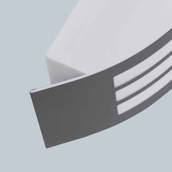 Nahaufnahme einer modernen Außenwandleuchte aus Metall und Kunststoff mit drei horizontalen Lichtschlitzen.