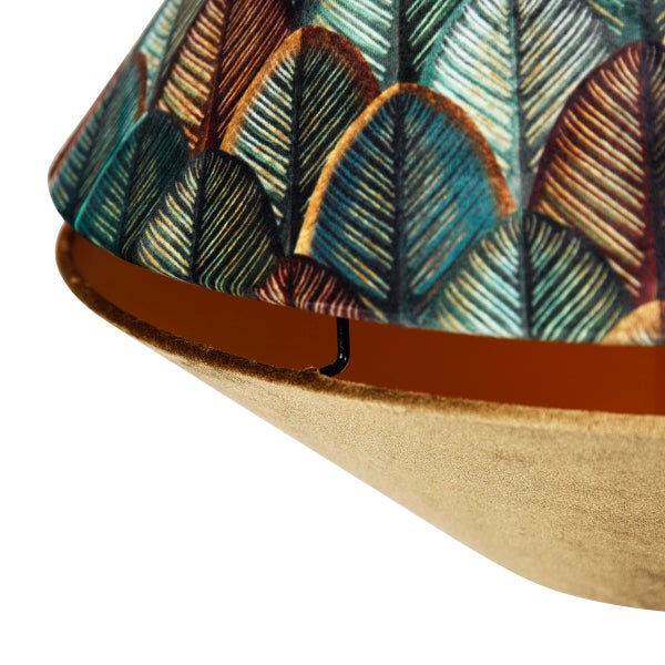 Detailaufnahme eines Lampenschirms aus Stoff mit Federmuster und goldfarbener Innenseite.