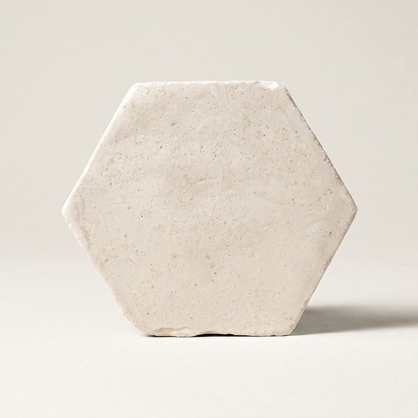 Einzelne hexagonale Wandfliese aus Keramik mit strukturierter Oberfläche