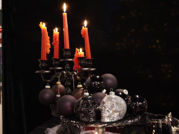 Totenkopfform 10cm mit schwarzen und silbernern Glitter, Glasornament, mundgeblasen und handekoriert, 2 Stck., Weihnachtsbaumkugeln, Christbaumschmuck, Weihnachtsbaumanhänger