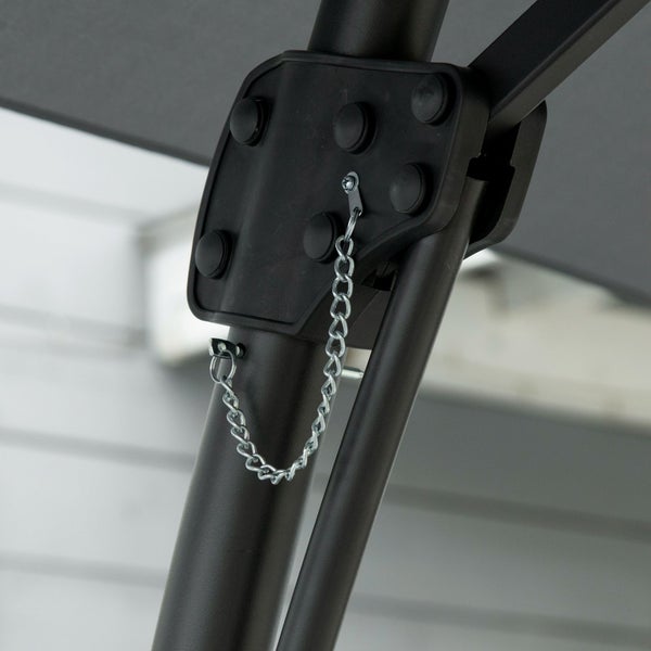 Grauer Sonnenschirm mit Belüftung oben, sechs Metallrippen und ultraviolettbeständigem Polyestergewebe mit Schutzfaktor 30 plus.