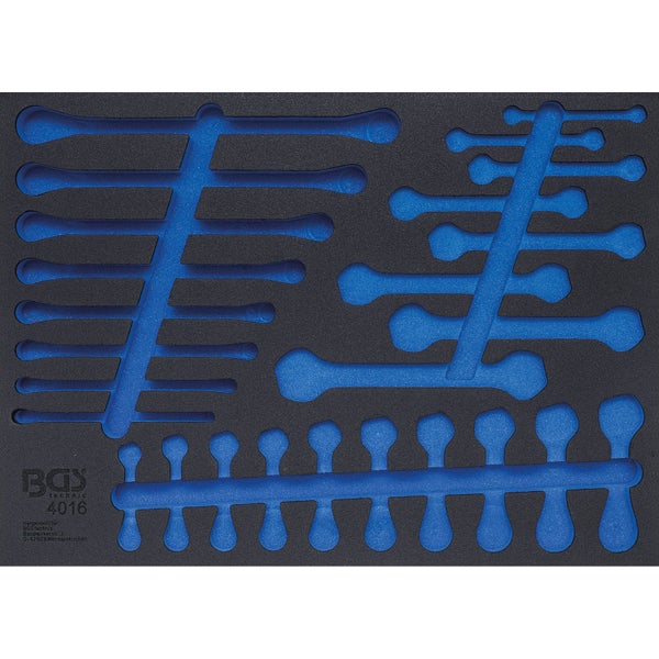 Garten mit Farnen und blühenden Pflanzen